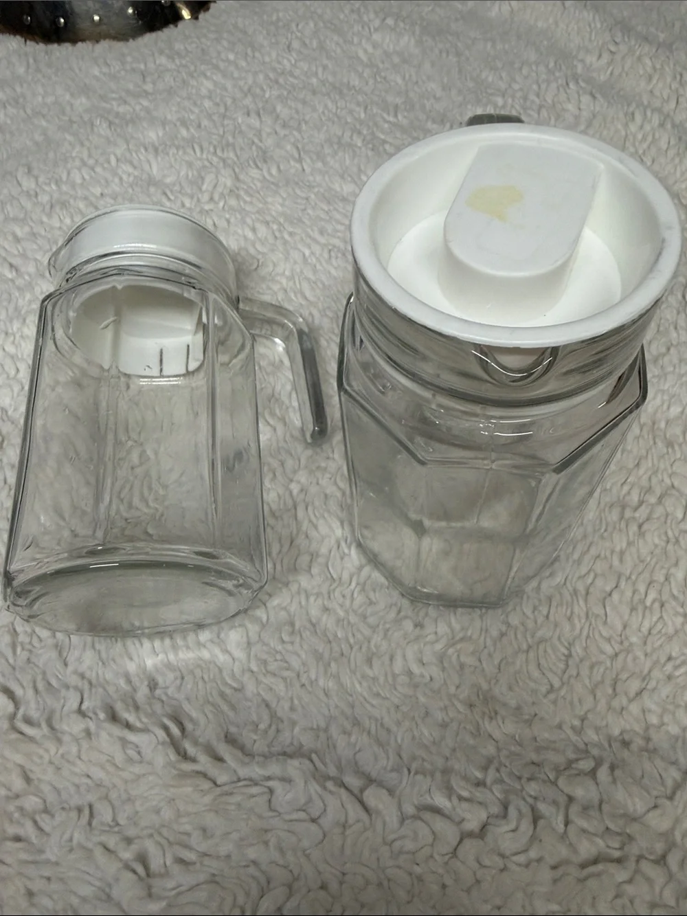 Set of 2 Clear Glass water pitchers spout 3 cups capacity with White Lids